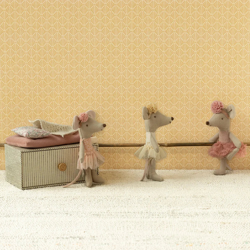 Dancing Mouse in Daybed, Little Sister