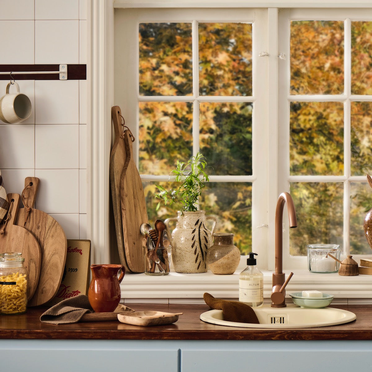 cutting-board-oval-w-handle-w-leather-string-acacia-wood