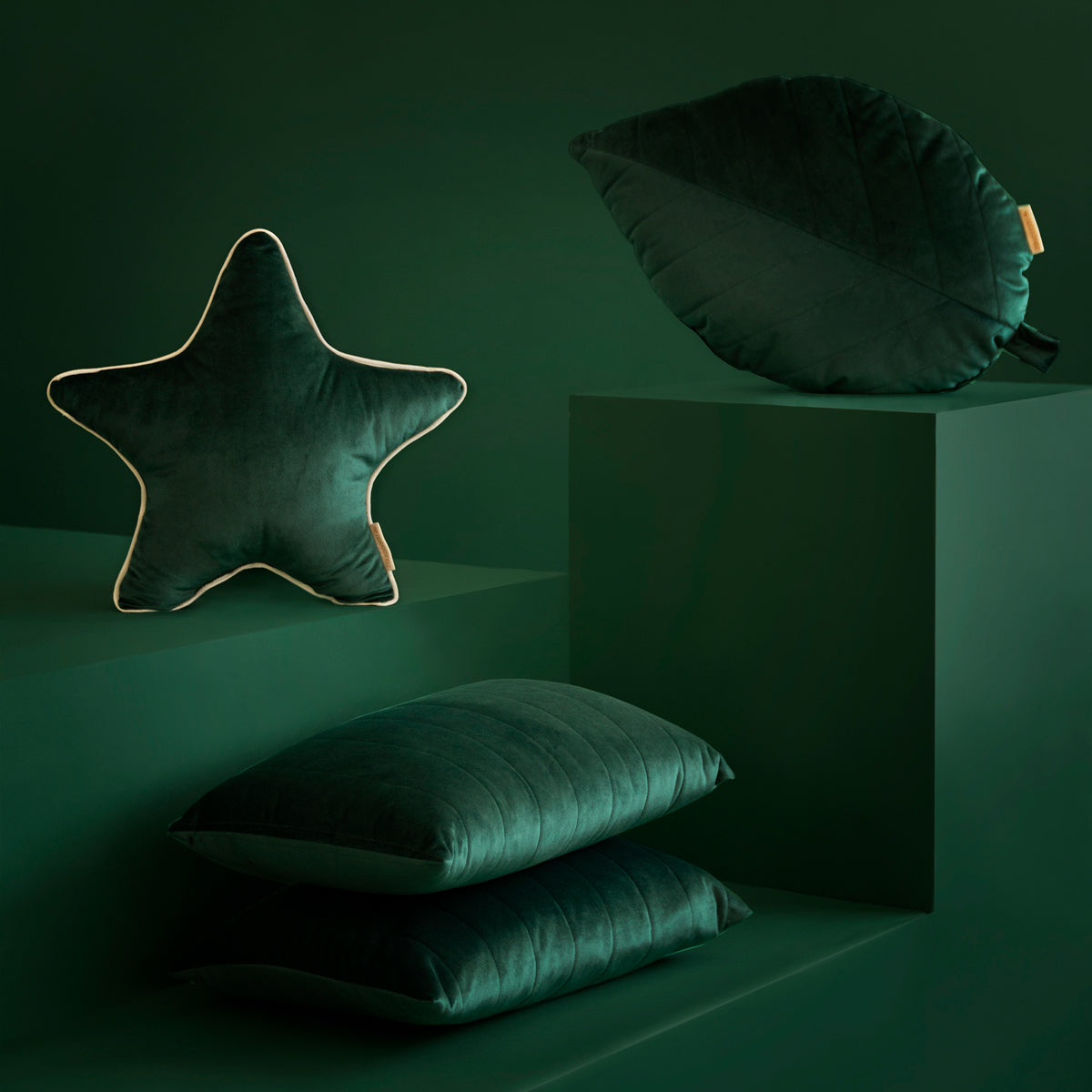 Nobodinoz Akamba cushion • velvet Jungle Green