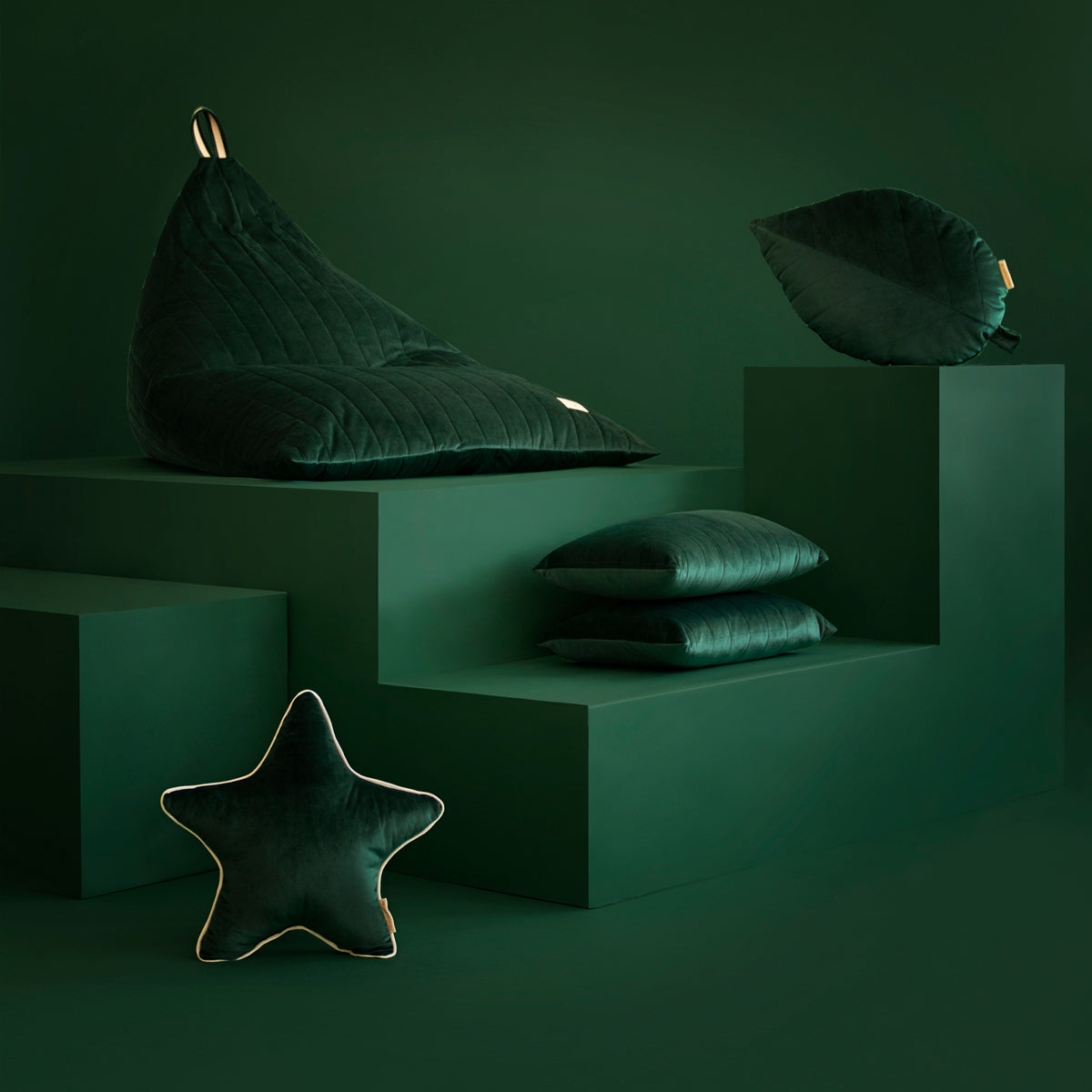 Nobodinoz Akamba cushion • velvet Jungle Green